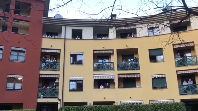 Sondrio risponde al coronavirus: tutto il condominio canta Certe Notti VIDEO