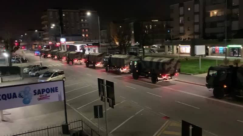 L’Esercito per trasportare 60 bare alla cremazione, a Bergamo non c’è più posto VIDEO