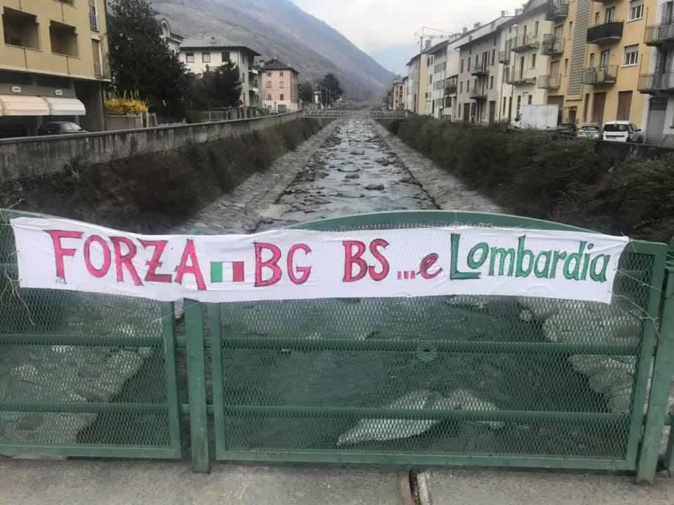 A Tirano lo striscione solidale