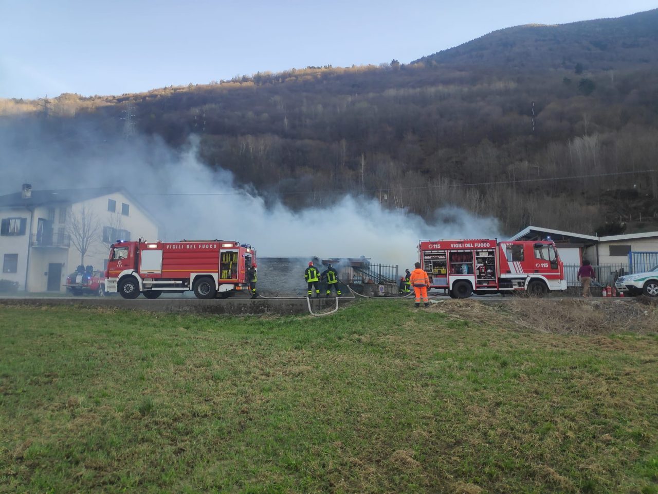 Brucia una stalla con dentro una decina di pecore