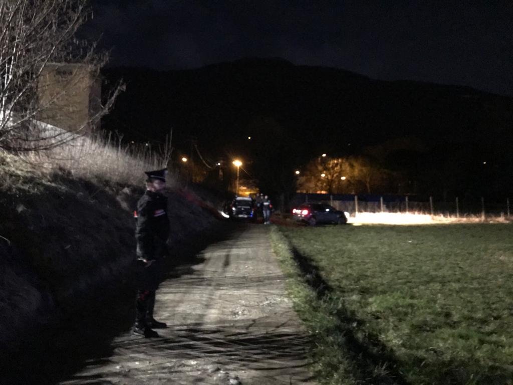 Ragazza minorenne trovata morta in un prato, accanto a lei una pistola