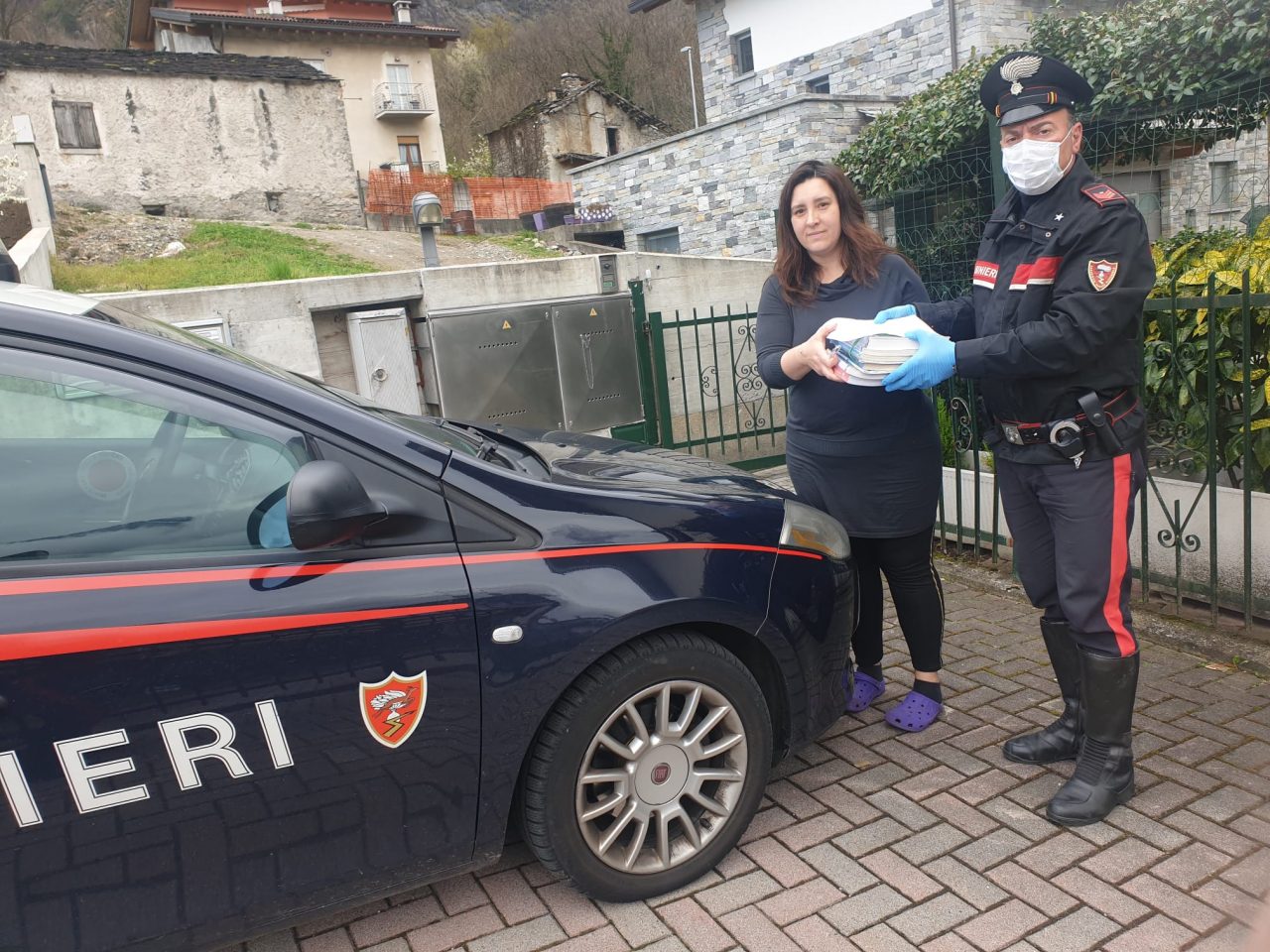 I carabinieri portano libri e quaderni agli alunni a casa FOTO