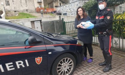I carabinieri portano libri e quaderni agli alunni a casa FOTO
