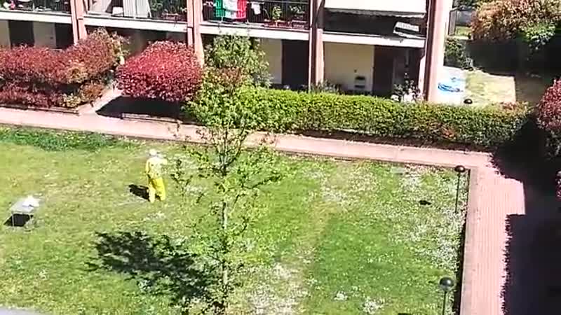 Papà si improvvisa clown per i bambini del condominio VIDEO