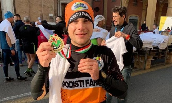 Autoisolamento: Damiano corre un’intera maratona in giardino