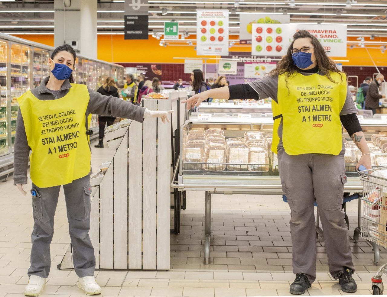Mantenere la distanza al supermercato: l’iniziativa di Coop