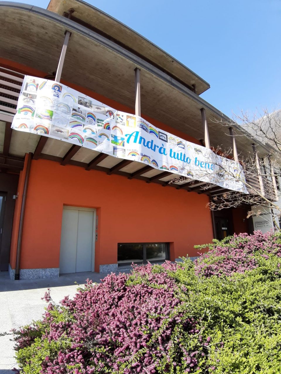 Striscione dei bimbi alla Casa di riposo