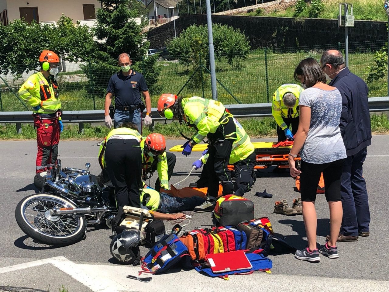 Spaventoso schianto, ferito un motociclista – FOTO