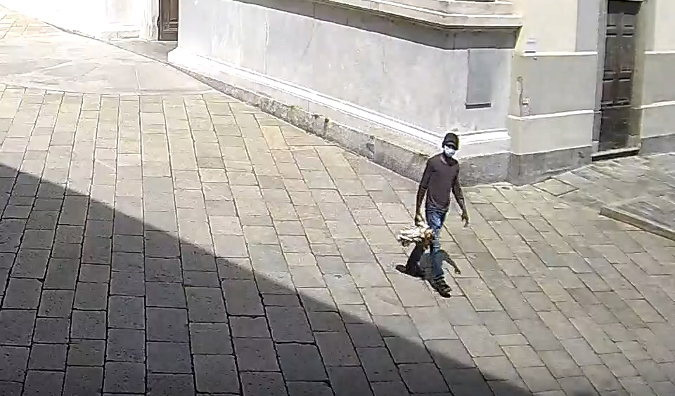 Il vandalo della Collegiata a Sondrio ha un volto, incastrato dalle telecamere VIDEO