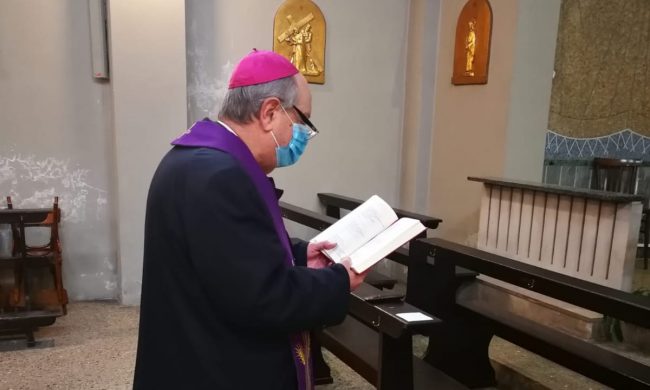 Adesivi per pregare, la Comunione nelle mani e altre regole per tornare a Messa