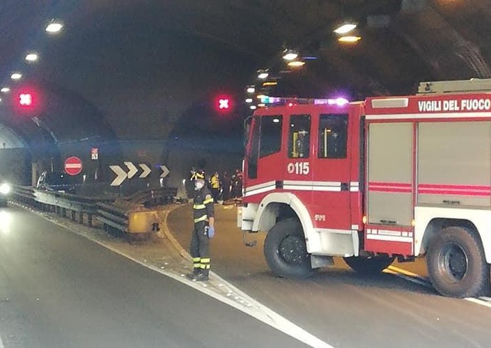 Incidente in galleria sul Lago, muore motociclista