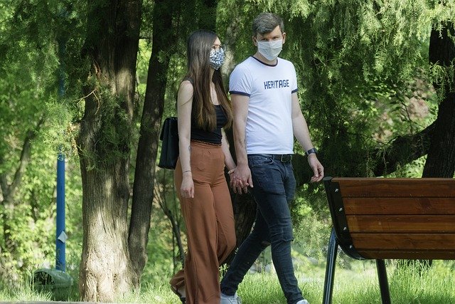 Sale il rischio contagio per la movida, aumentano i controlli