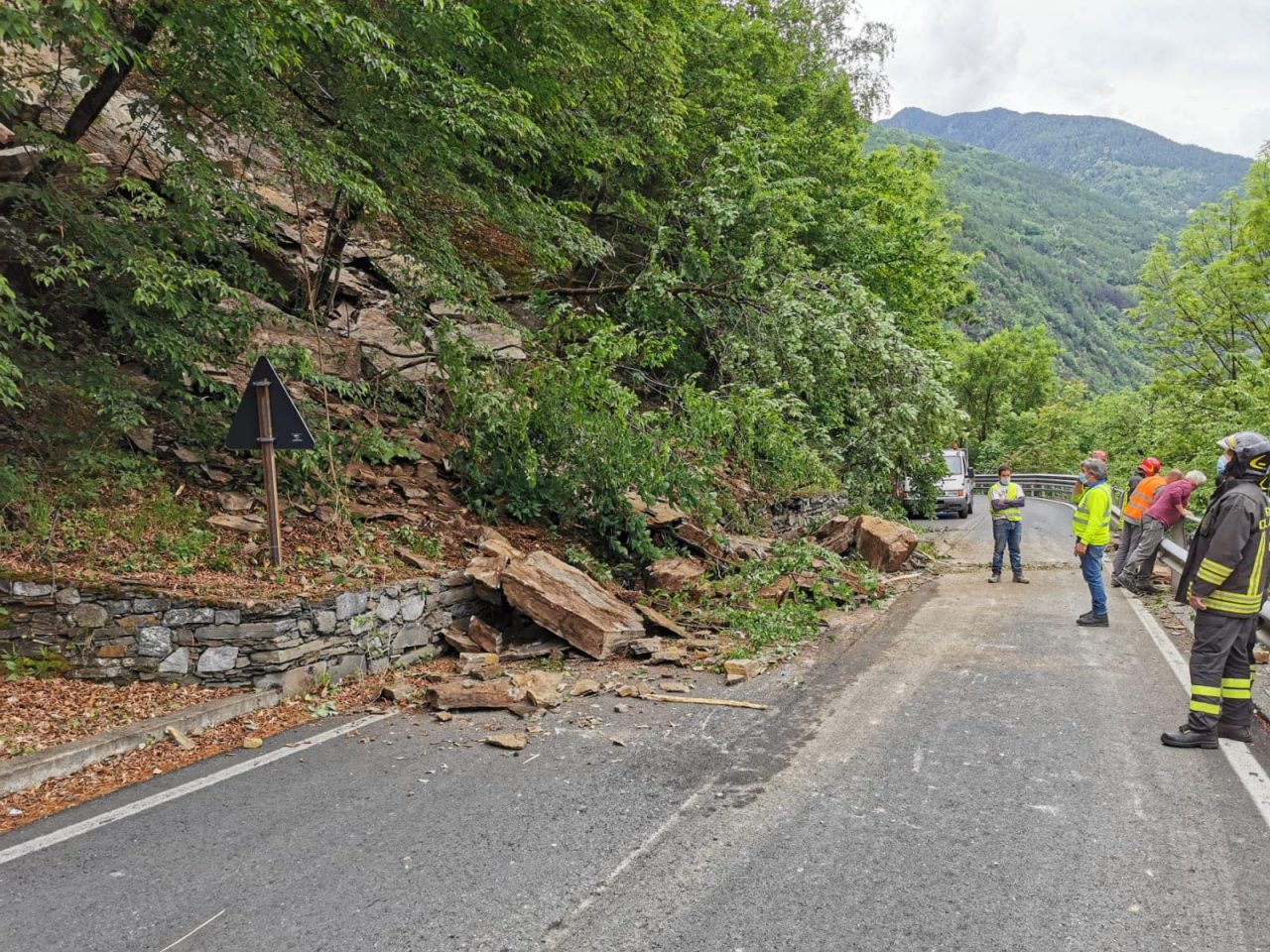 Frana sulla Statale 39, chiusa la strada per Aprica FOTO