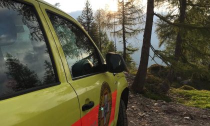 Cade in un torrente, brutto infortunio in montagna