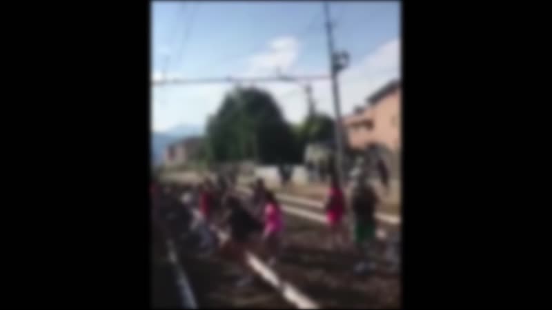 Lago: Decine di giovani invadono i binari per gioco VIDEO