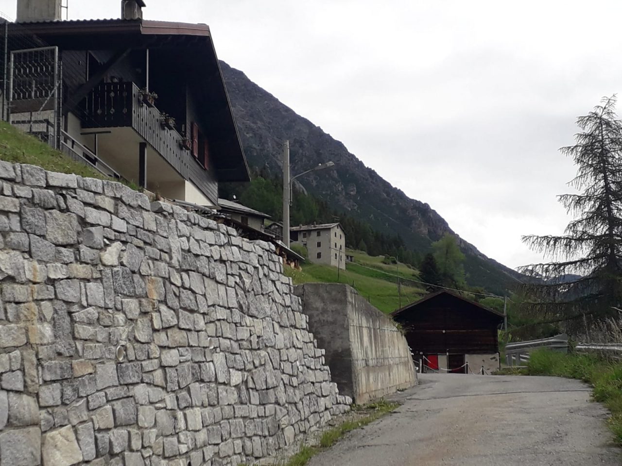 Cade dal muretto sotto casa, donna è gravissima