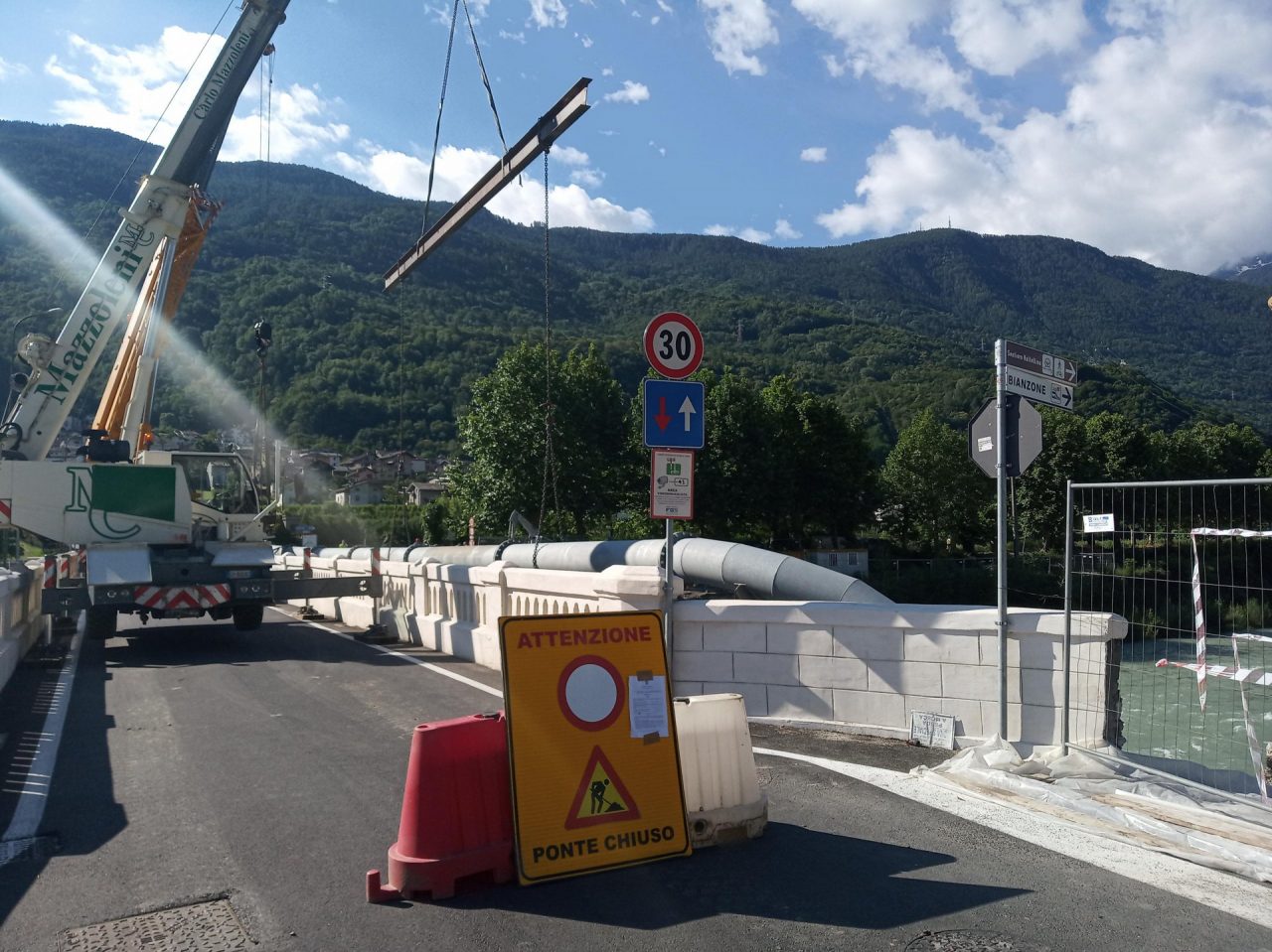 Il ponte provvisorio se ne va