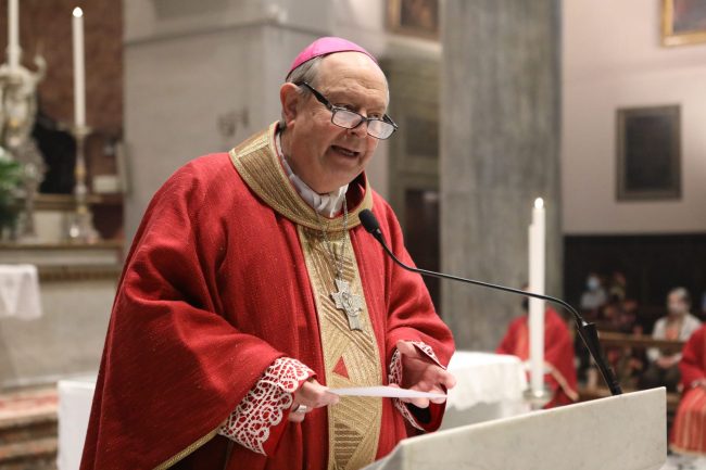 Fervono i preparativi per realizzare le porte trionfali dove transiterà in processione il Santo Crocifisso