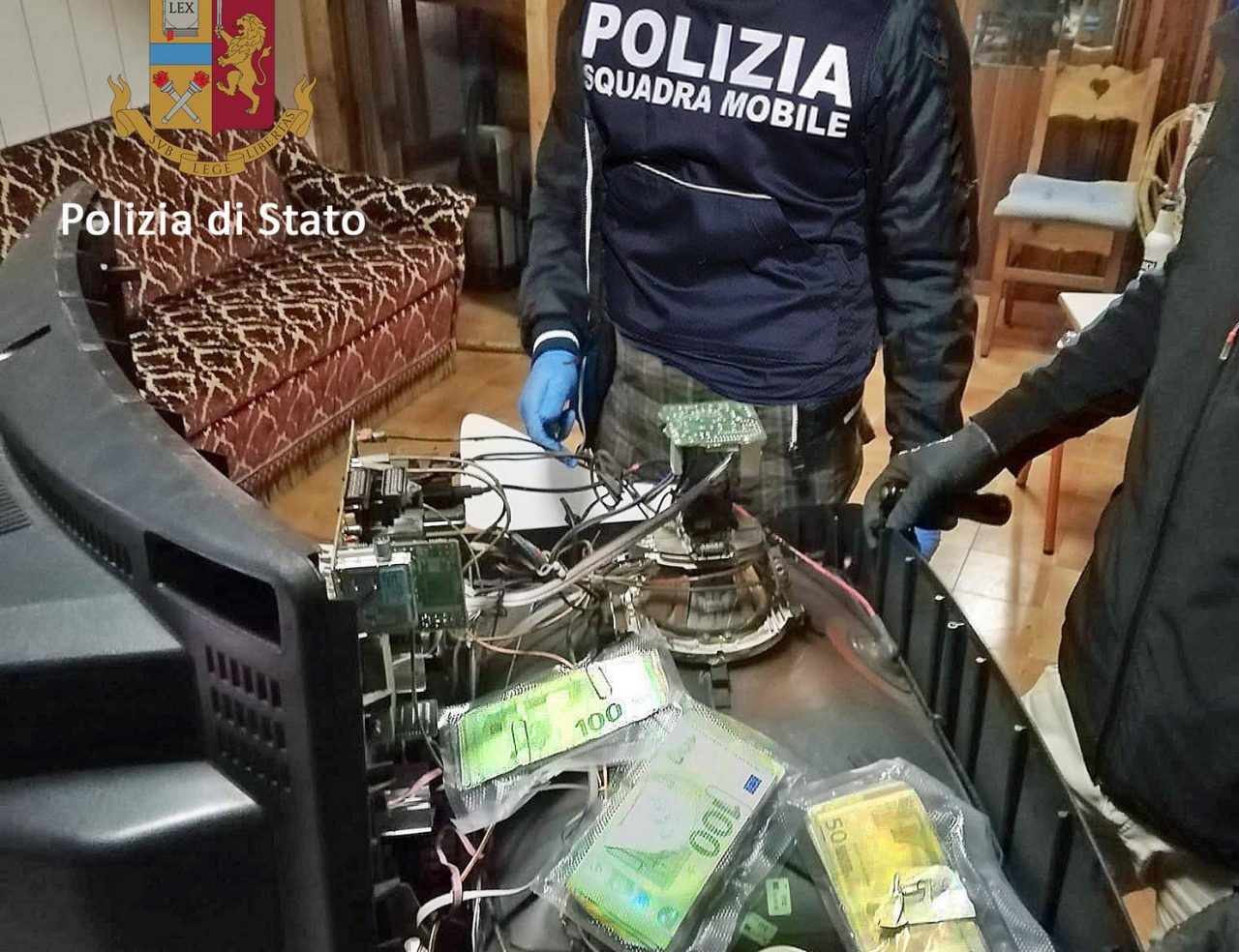 I soldi dello spaccio nascosti dentro un vecchio televisore