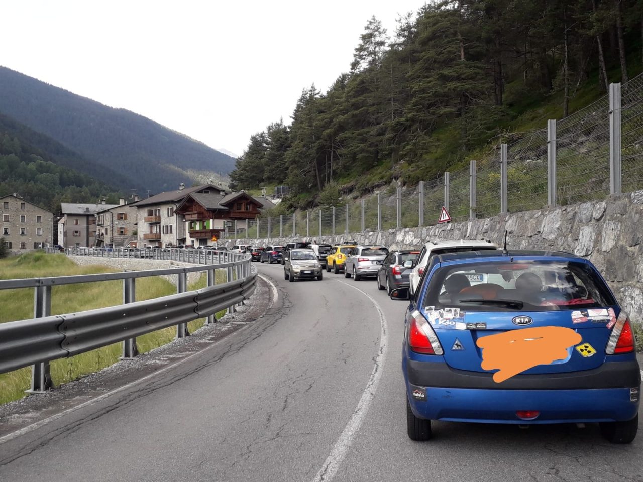 Lavori e traffico intenso, lunghe code in Alta Valle