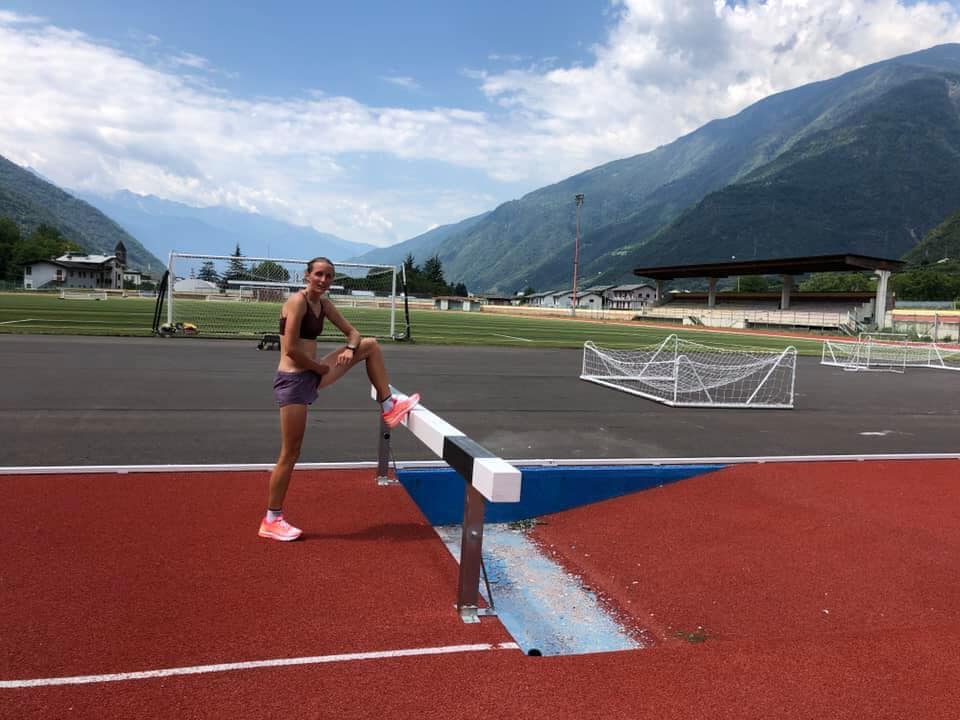 Lucie Sekanová si allena sulla pista di atletica di Tirano