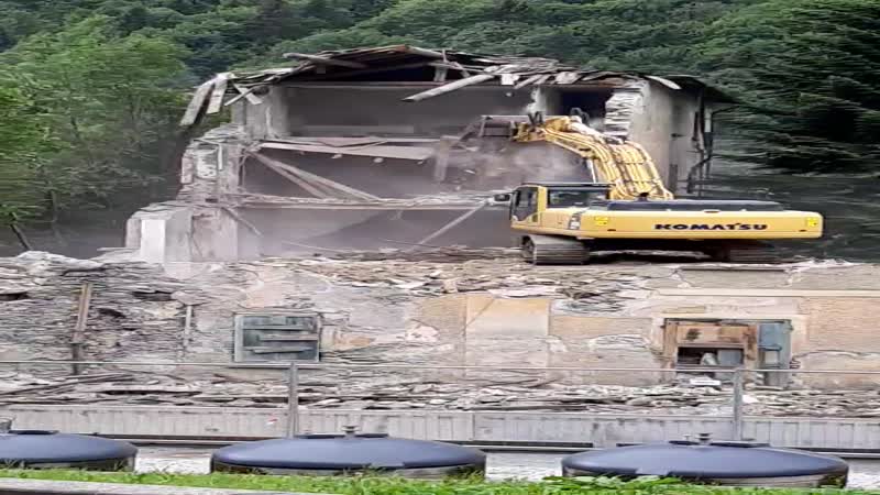 Demolito l’ex Hotel Posta a Campodolcino VIDEO
