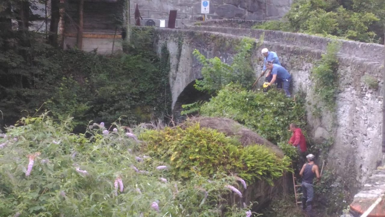 L’associazione Amici di Arquino ha liberato dalle sterpaglie l’antico ponte in pietra sul Mallero