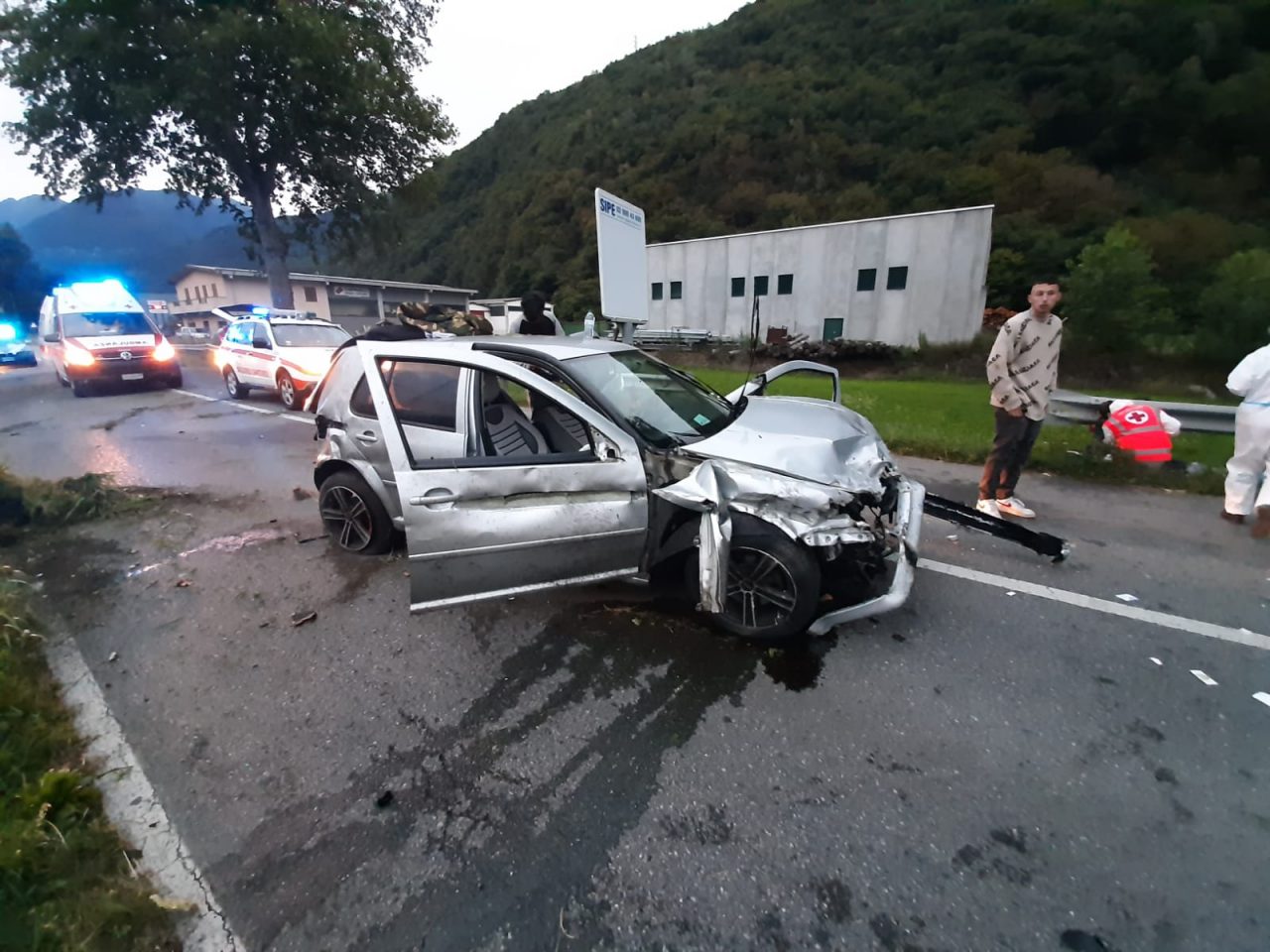 Incidente sulla vecchia Statale 38, grave automobilista investito