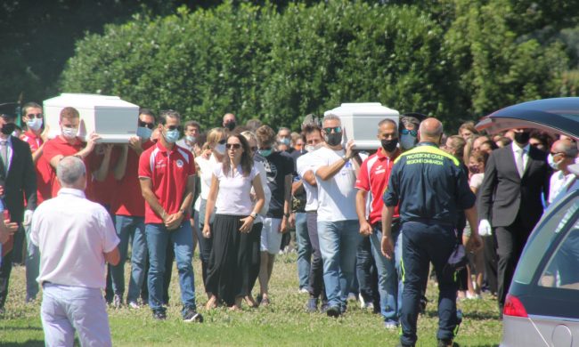 L’ultimo saluto ai gemelli uccisi dal padre