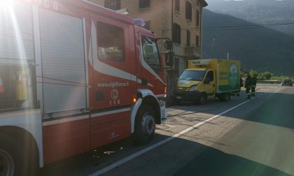 Incidente a Villa di Tirano, furgone sfonda cancello di un'abitazione