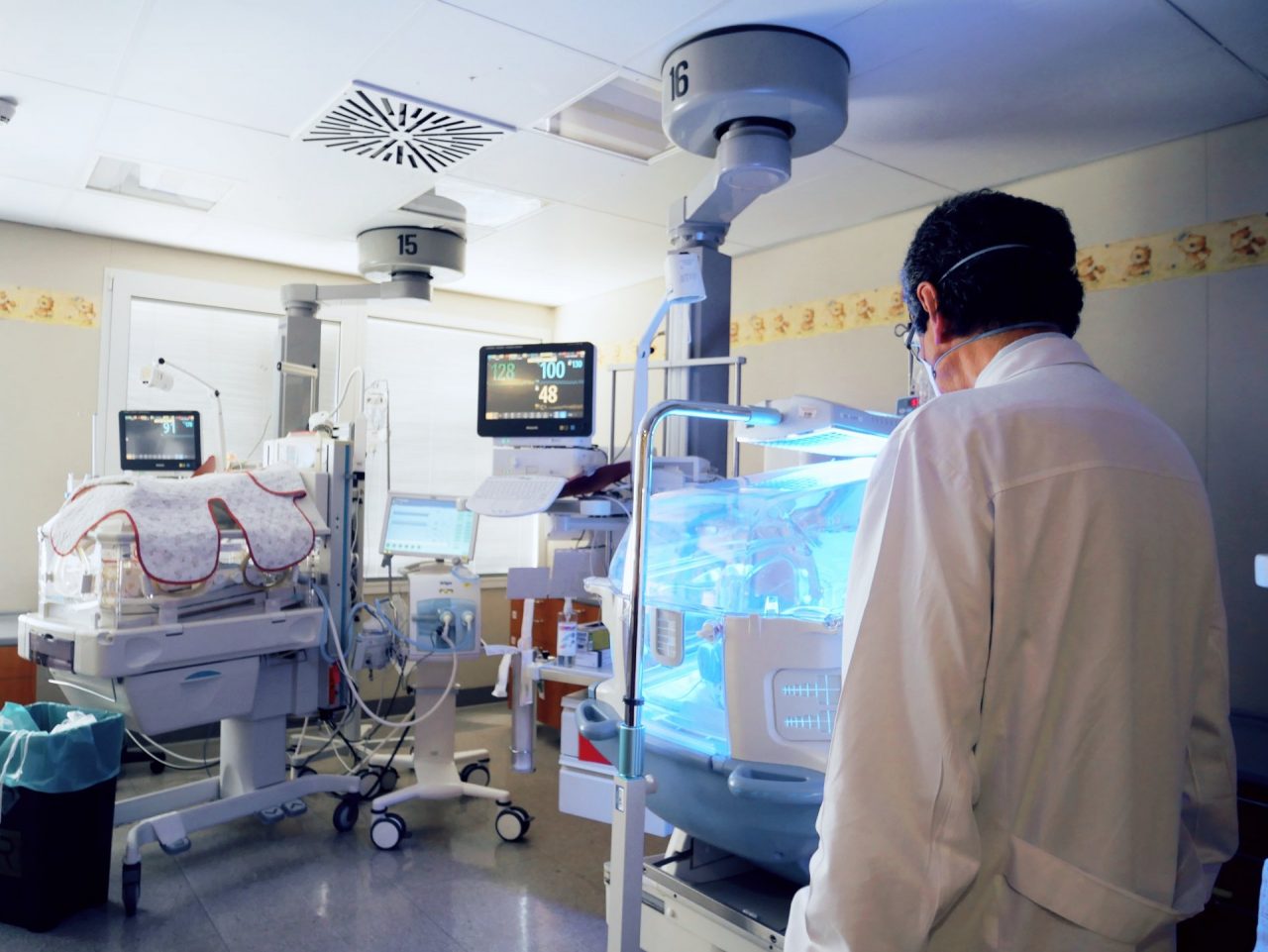 Due gemelline nascono a Sondrio dopo 25 settimane di gestazione, salvate – FOTO