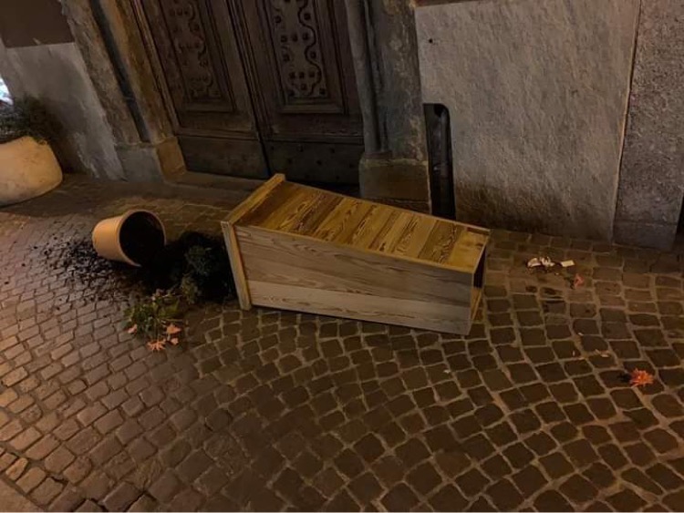 Vandalismi notturni in centro a Chiavenna
