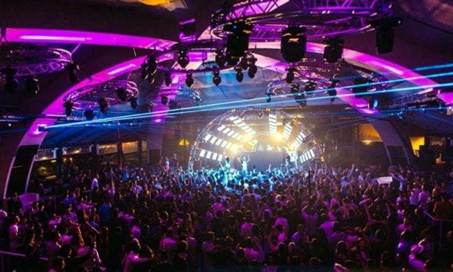 Riaprono le discoteche e via libera agli sport di contatto