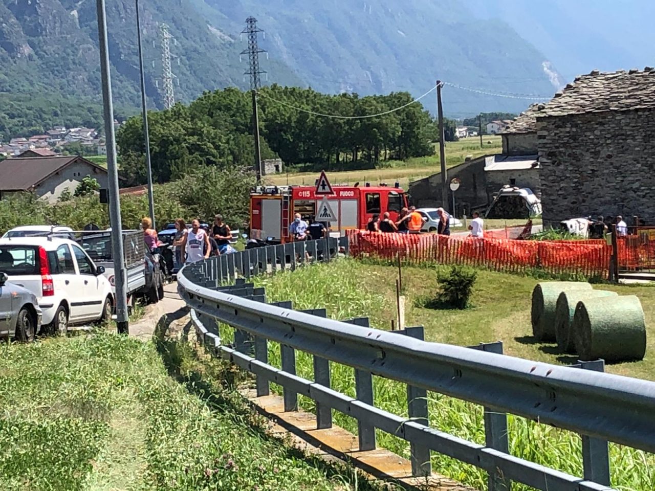 Auto esce di strada, feriti tre ragazzi – FOTO