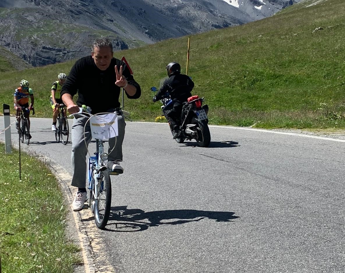 Con la Graziella fino allo Stelvio per beneficenza