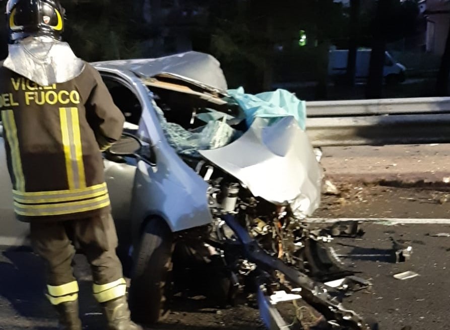 Tragedia in Brianza, scontro con un camion: muore 27enne grave l’amico VIDEO