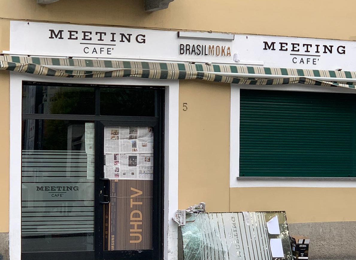 Era forse brillo, ha sbagliato manovra e sfondato la porta del bar