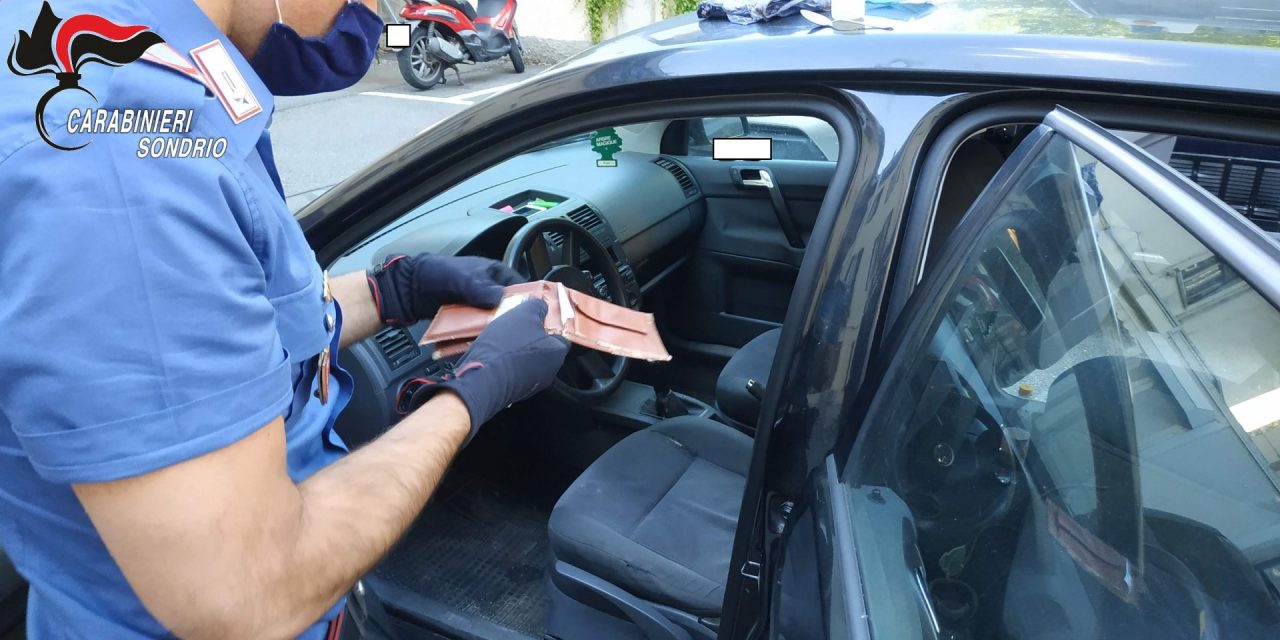Due giovani presi con la droga nascosta nelle maniglie dell’auto
