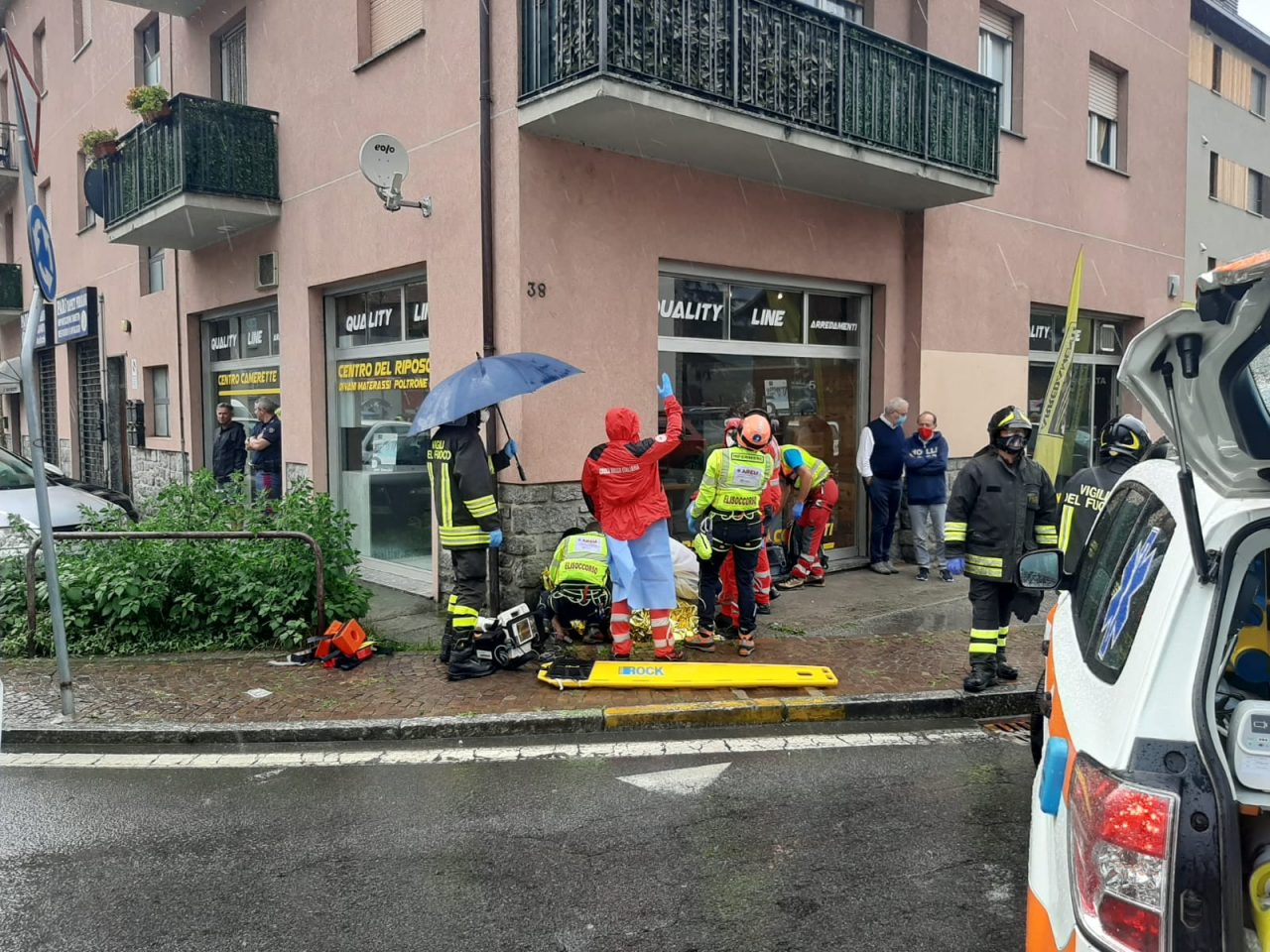 Morbegno: 32enne cade dal secondo piano, è grave
