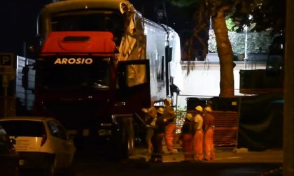 Treno deragliato: notte di lavori alla stazione per recuperare le carrozze VIDEO