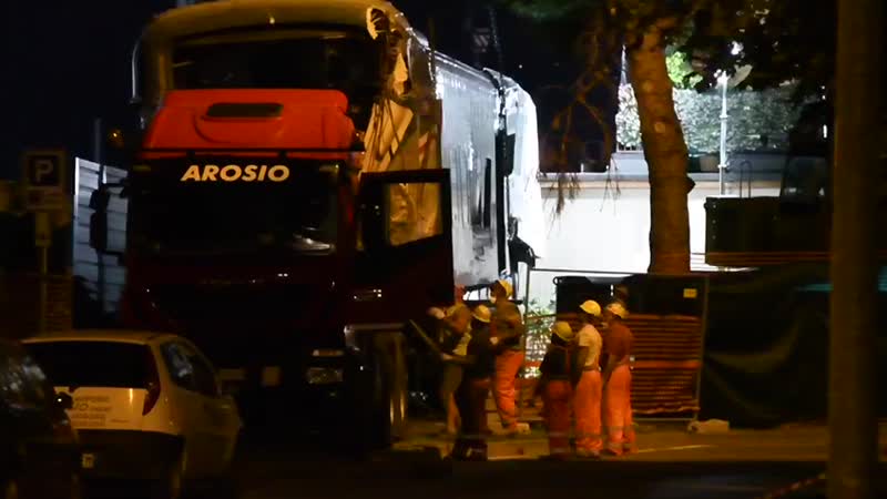Treno deragliato: notte di lavori alla stazione per recuperare le carrozze VIDEO