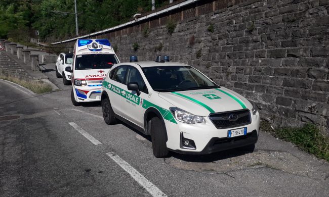 Tenta di gettarsi sotto il treno, tragedia sfiorata sulla Lecco-Sondrio