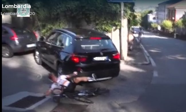 Incidenti al Giro di Lombardia: ciclista cad in un burrone, un’altro travolto da un Suv
