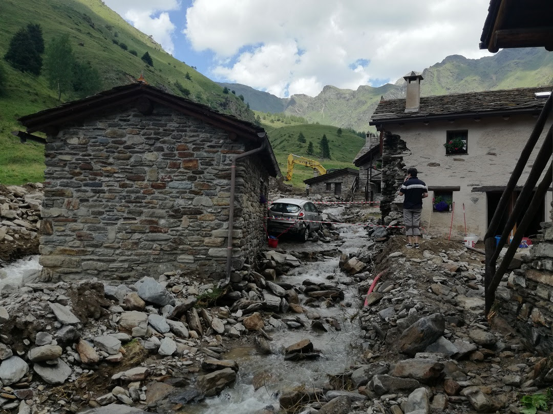 Al lavoro per ripristinare la strada per il Passo Gavia