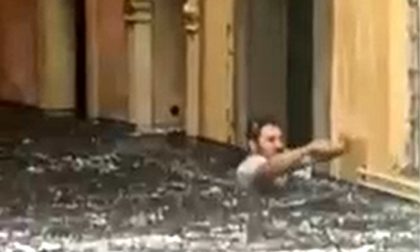 L'odontotecnico con l'acqua fino al collo dopo la bomba d'acqua a Verona