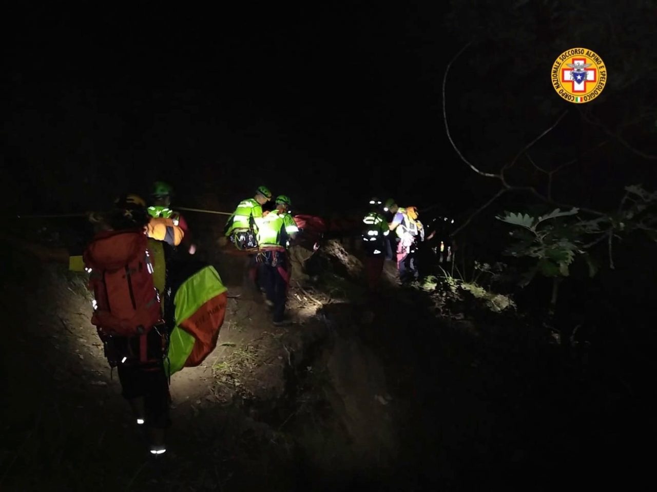 Bloccati sui monti tra le rocce, recuperati in serata