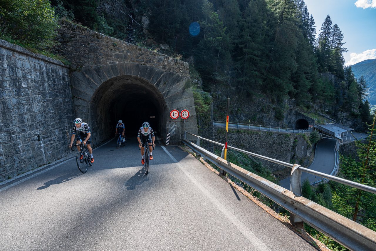 Lunghe salite e scoperta del territorio nel ritiro della squadra Kometa-Xstra