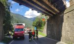 Muletto urta il ponte della ferrovia e cade dal camion, statale 38 e treni bloccati - FOTO