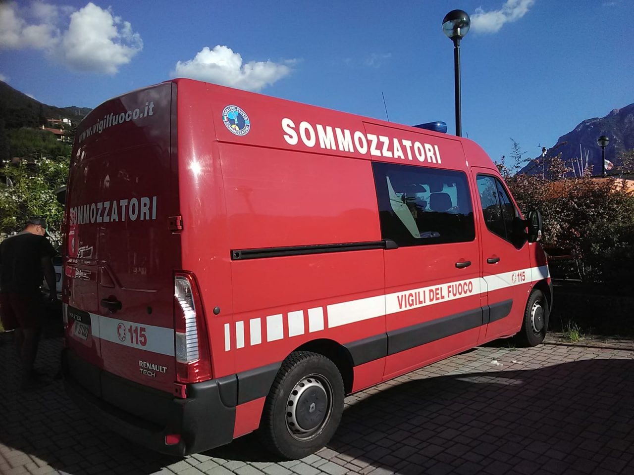 Si tuffa nel Lago per salvare il figlio: papà disperso tra Colico, Gravedona e Dongo