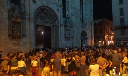 Omicidio di don Roberto, piazza Duomo gremita e le campane della città suonano per lui - FOTO